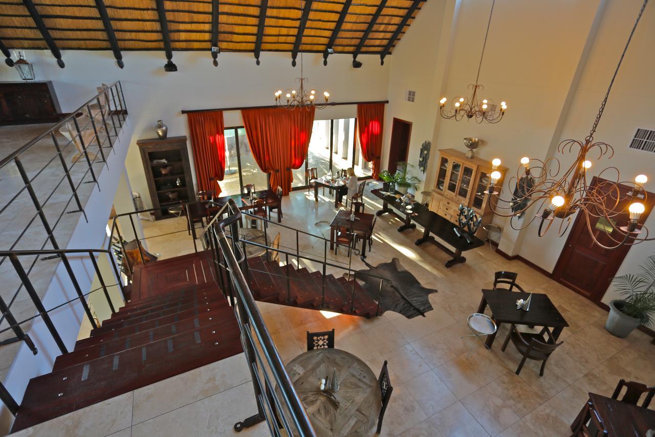 La Rochelle Lodge Okaukuejo Extérieur photo