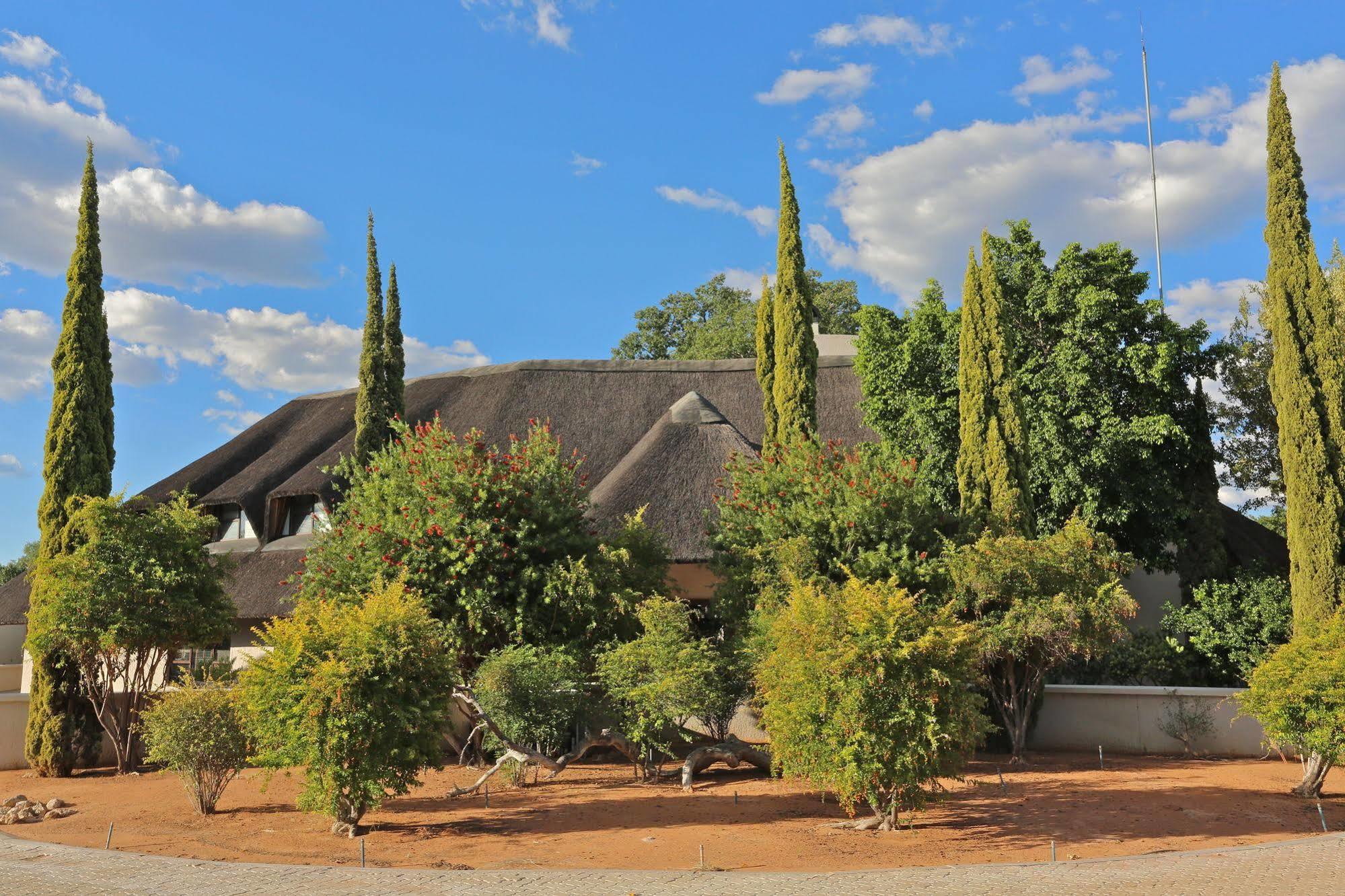 La Rochelle Lodge Okaukuejo Extérieur photo