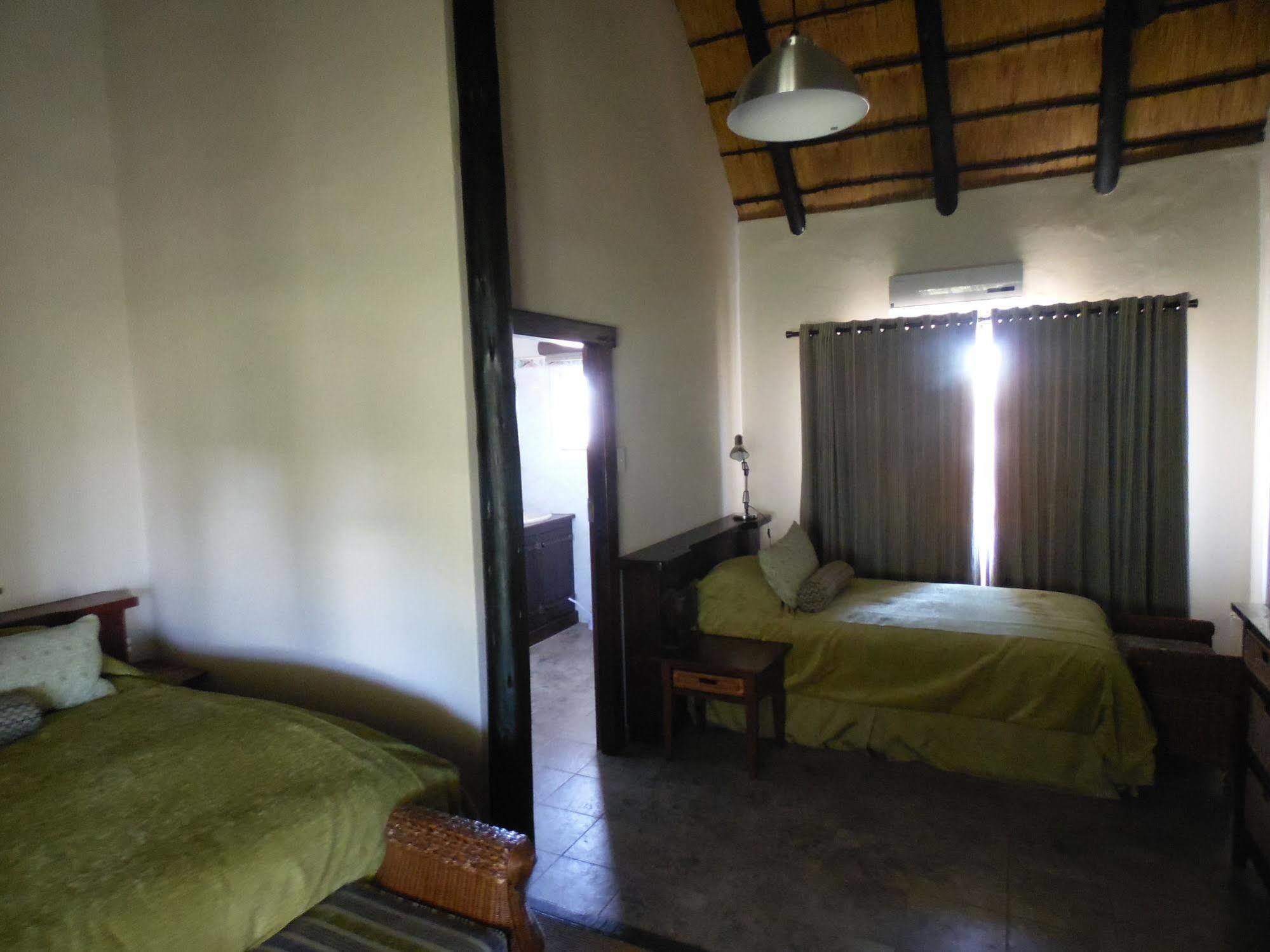 La Rochelle Lodge Okaukuejo Extérieur photo